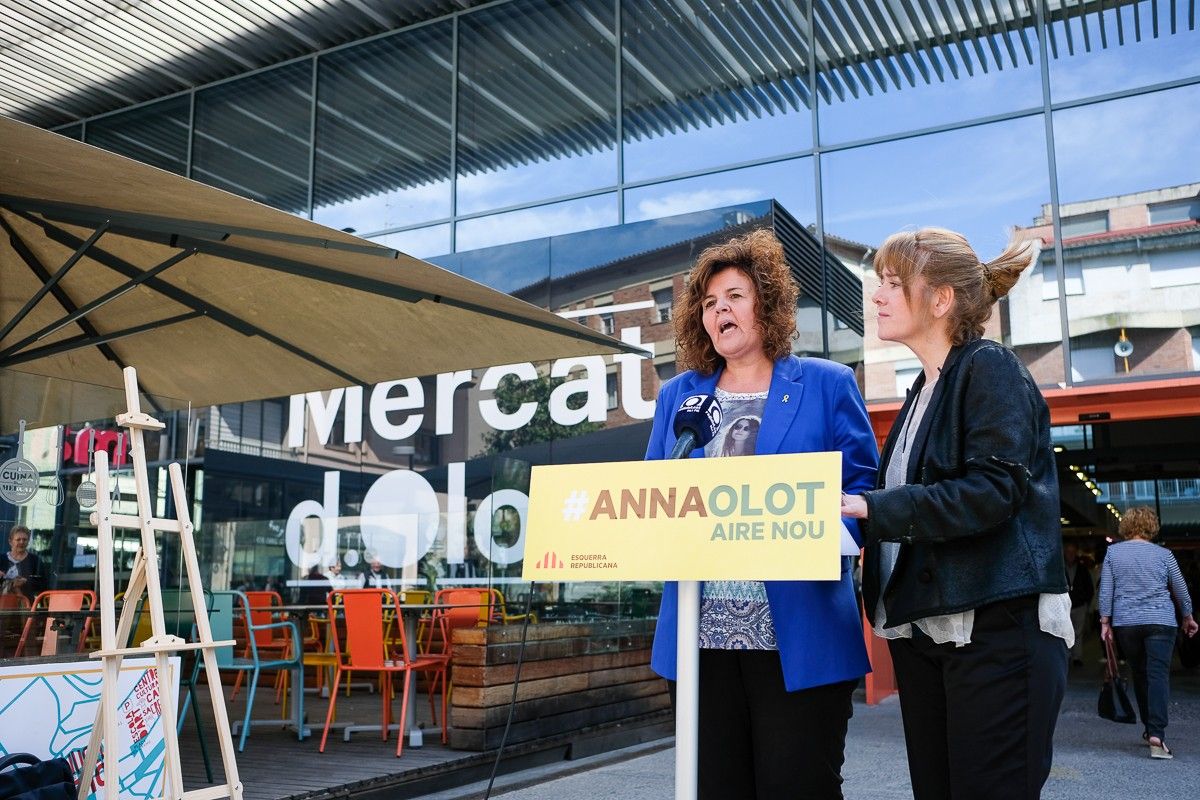 Anna Barnadas i Iolanda Suescun han estat avui a la plaça Mercat, davant l'hospital vell.