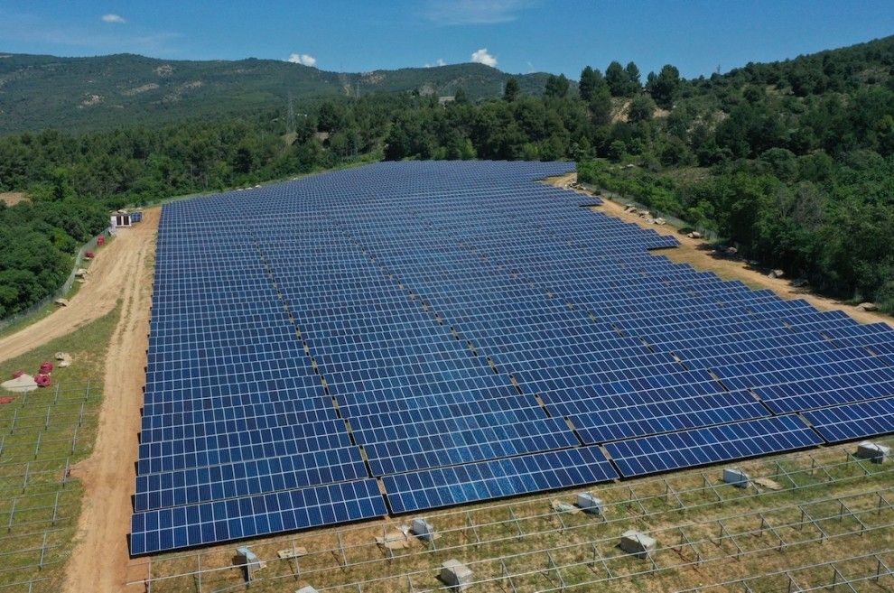 Imatge aèria d'una planta fotovoltaica prop de la presa de Talarn.