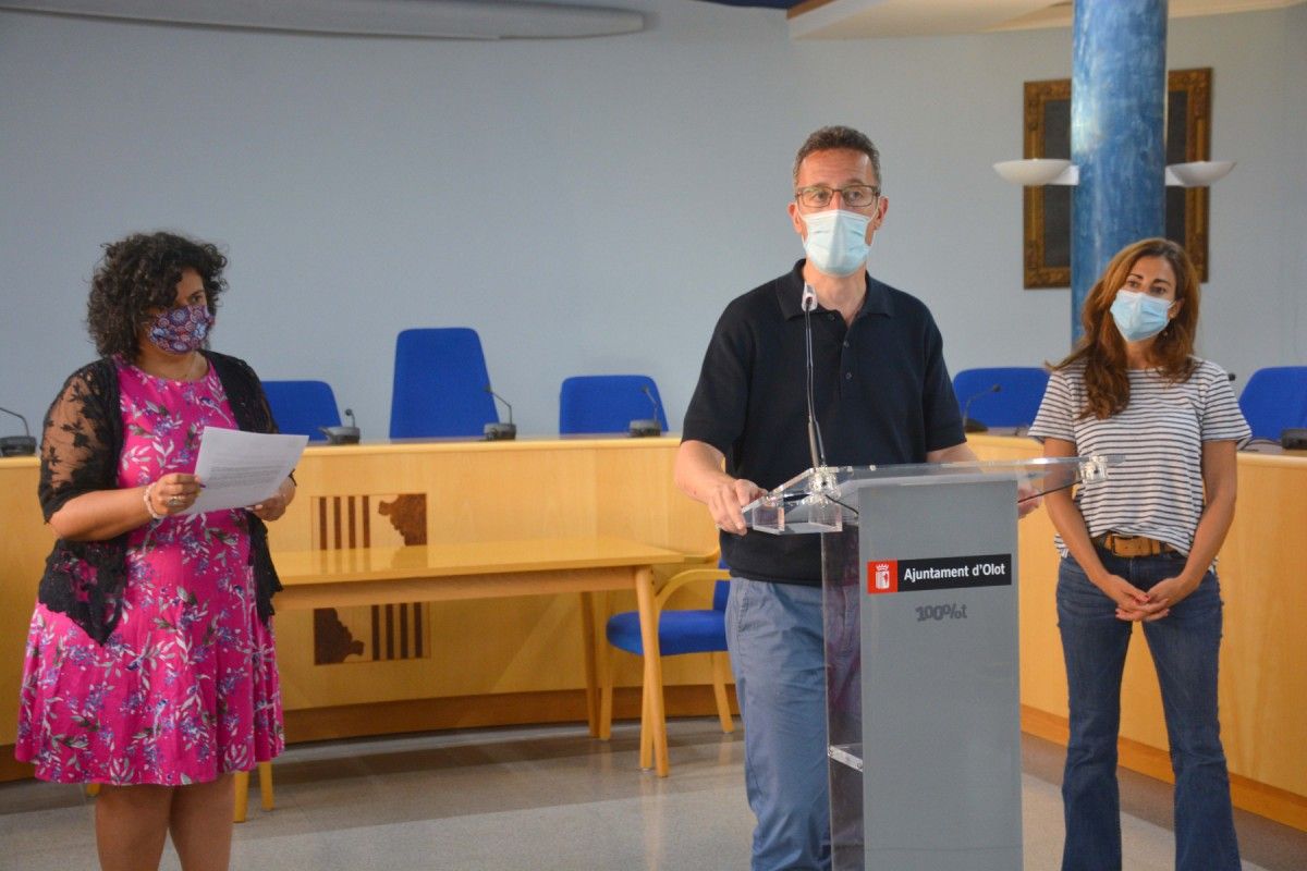 Estanis Vayreda, Mariona Mañà i Pili Riol han presentat els premis.