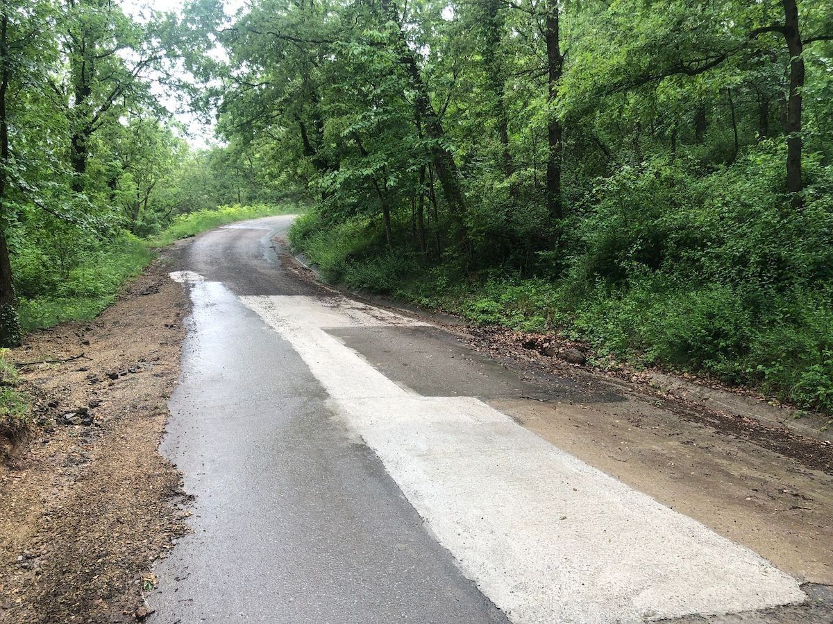 S'ha tapat els esvorancs de la carretera amb ciment.