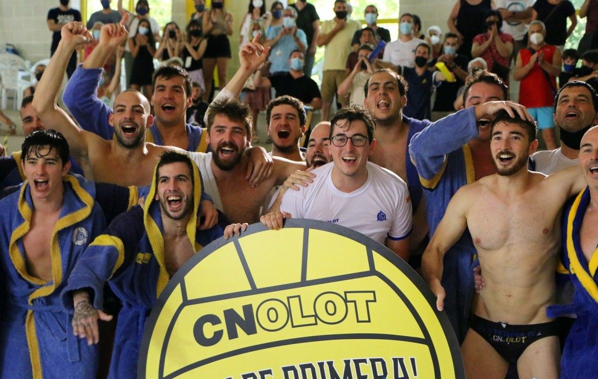 Els jugadors de waterpolo del CN Olot celebren l'asecens a primera.