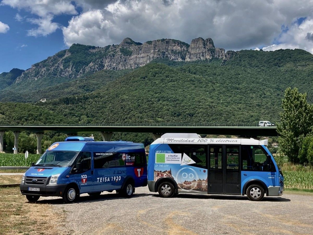 Els minibusos que presten el servei de transport públic a demanda a la Vall d'en Bas.