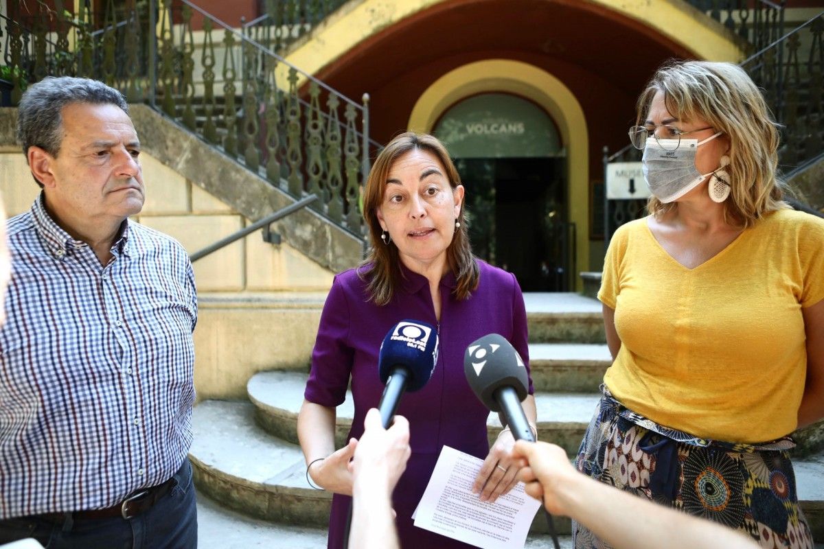 Josep Guix, Sílvia Paneque i Marina Alegre al Parc Nou d'Olot.