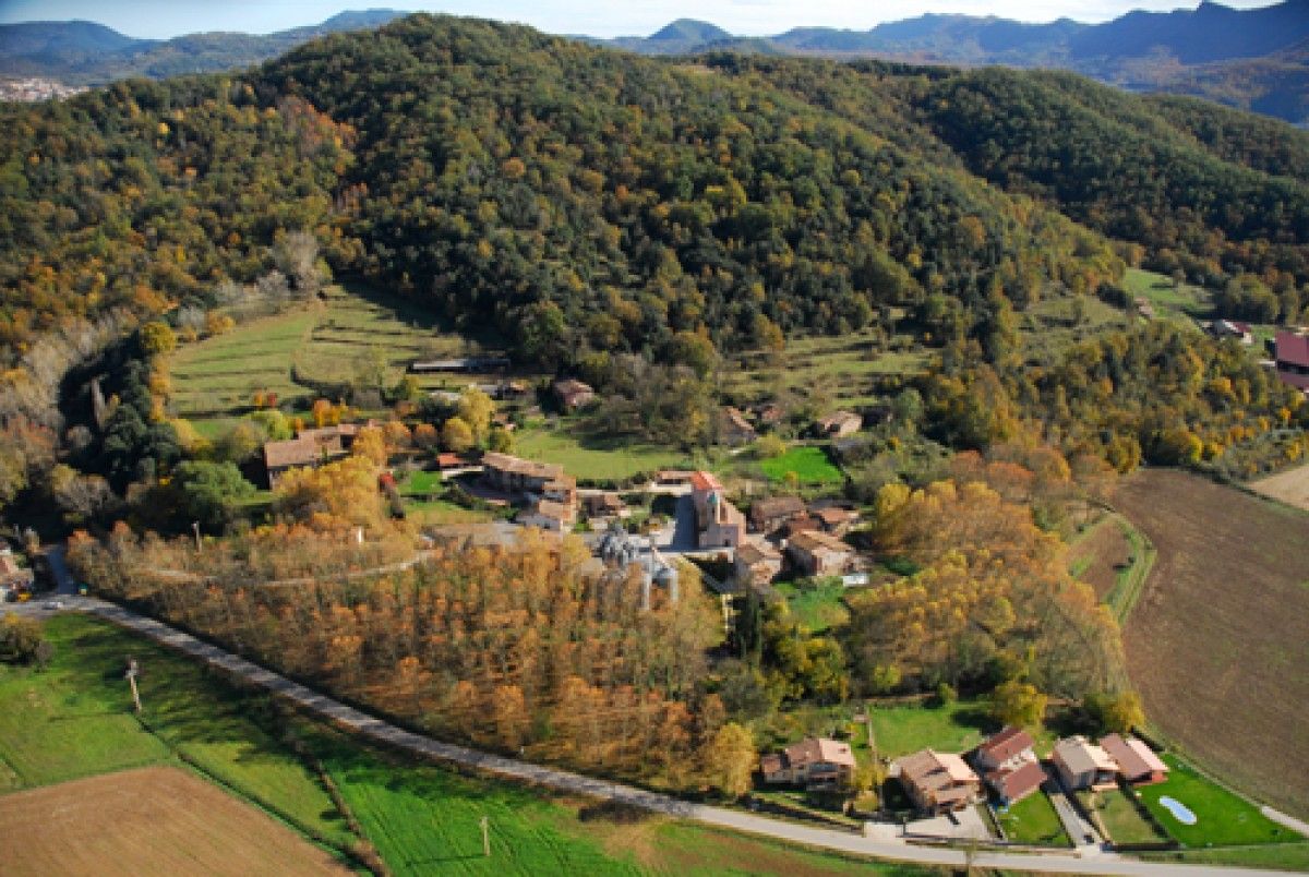El poble de la Pinya, al municipi de la Vall d'en Bas.