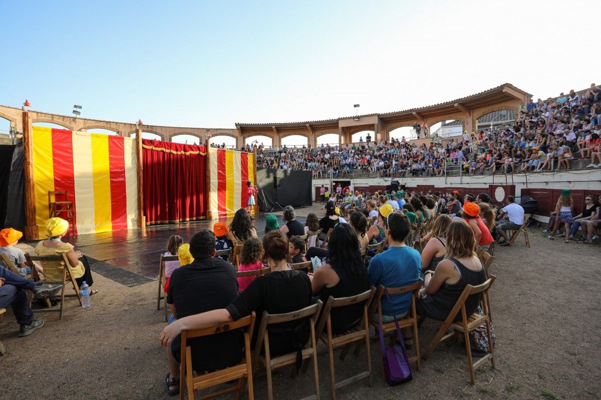 El públic va gaudir a la plaça de Braus de l'espectacle circense.
