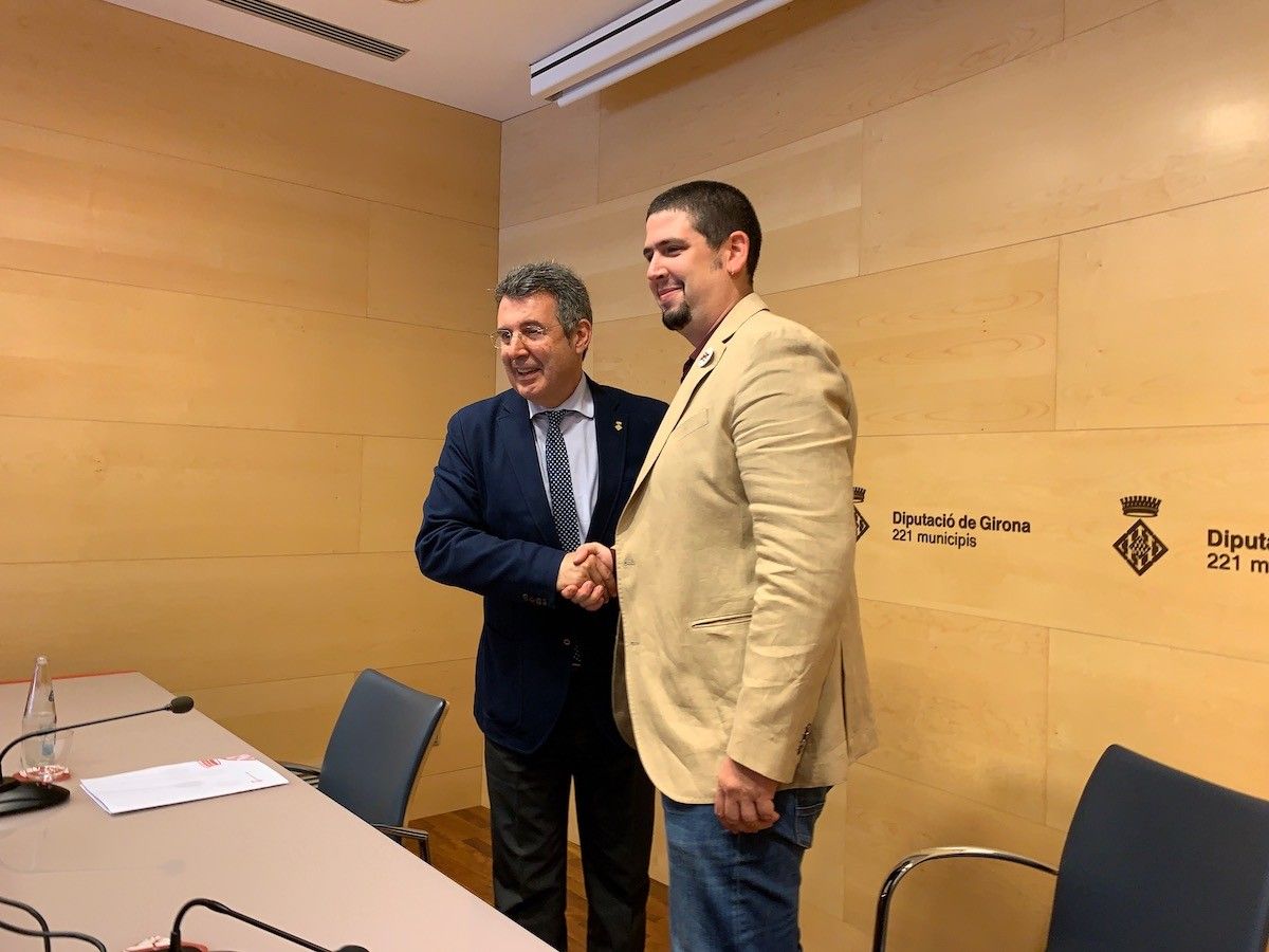 Miquel Noguer (JxCat) i Pau Presas (ERC) encaixen les mans pel pacte a la Diputació de Girona.
