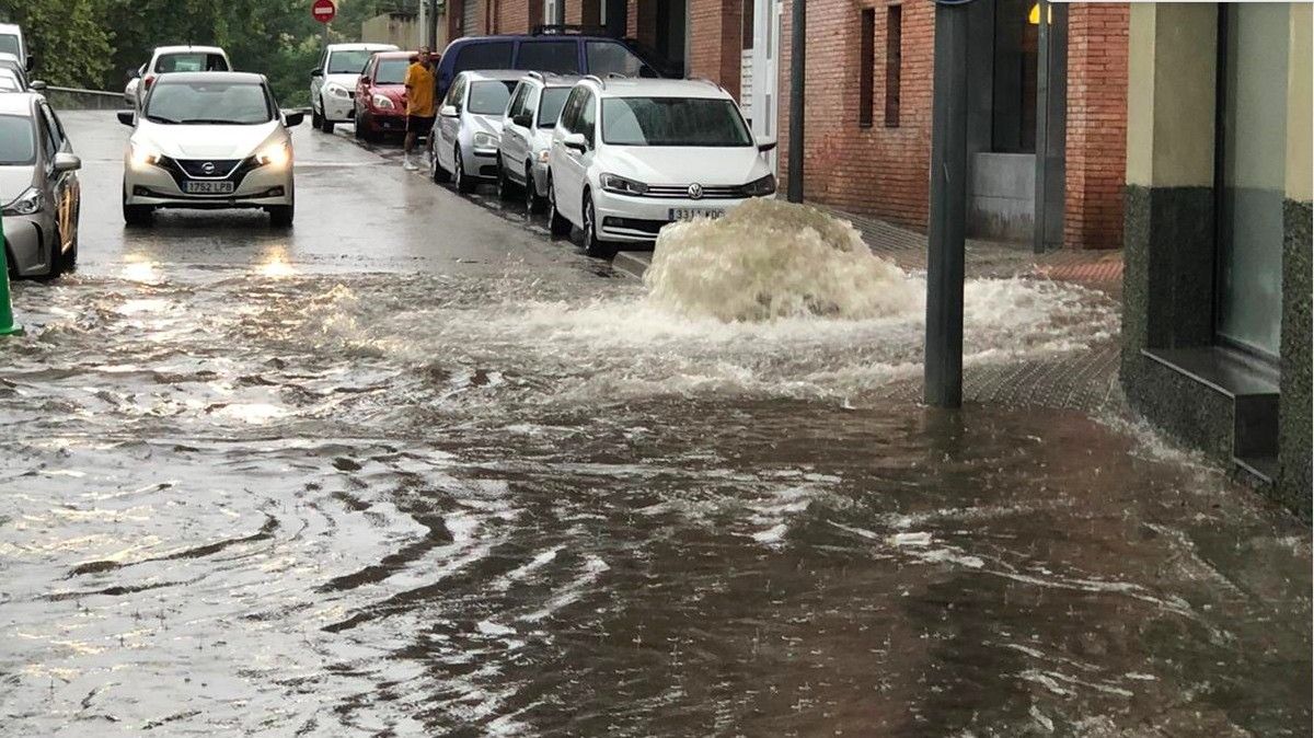 Aigua a dojo als carrers d'Olot.