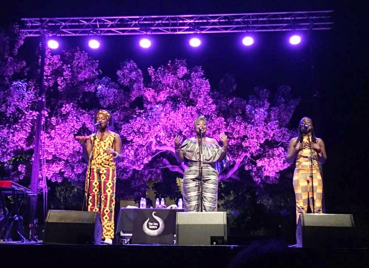 The Sey Sisters van actuar a la plaça Nova.