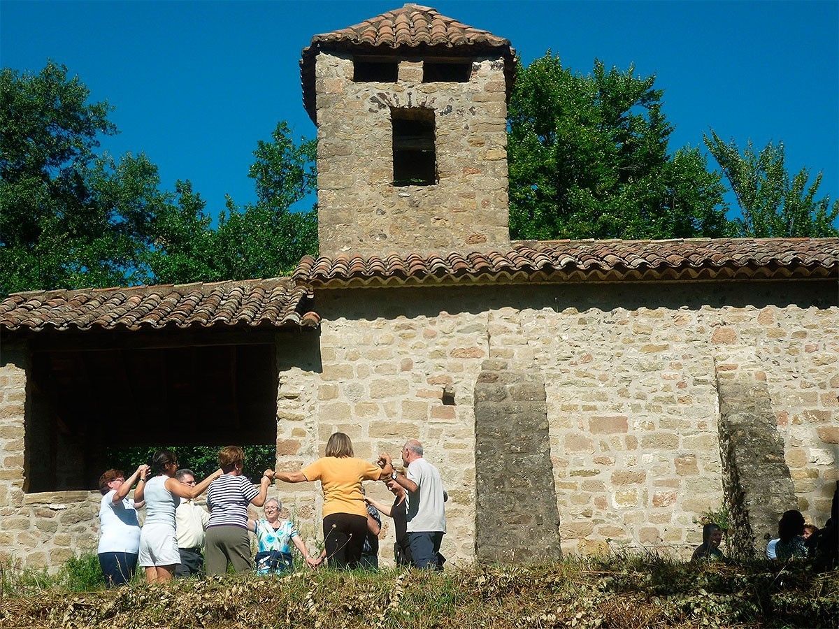 Imatge retrospectiva de l'aplec a l'ermita de sant Miquel del Corb.