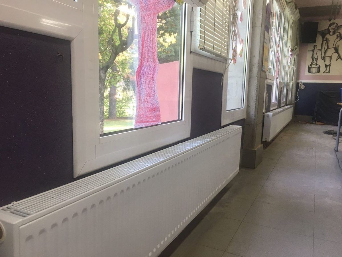 Alguns dels radiadors més eficients, amb biomassa, col·locats a l'escola Castanyer.