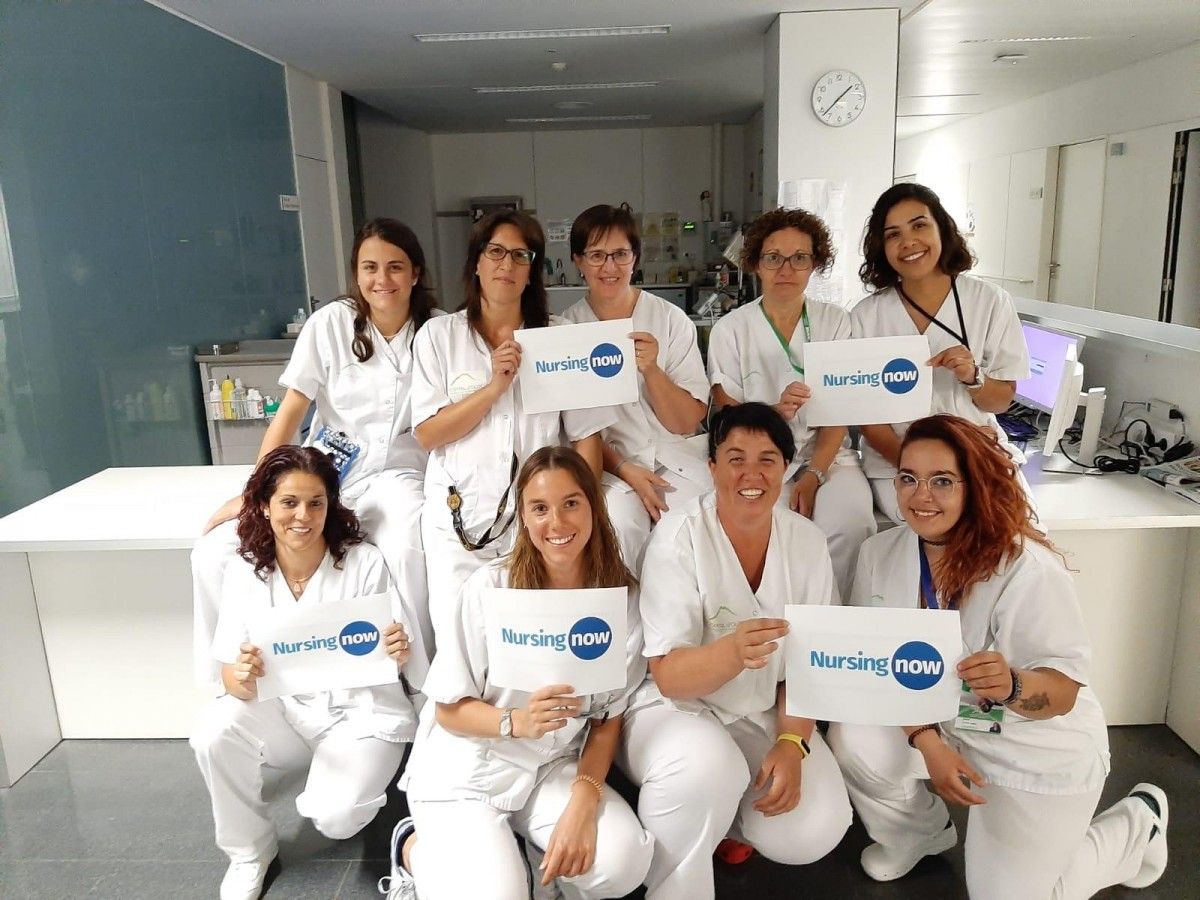 Un grup d'infermeres de l'Hospital d'Olot donen suport a «Nursing Now».