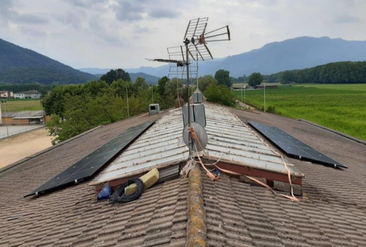 Les plaques solars fotovoltaiques ja són instal·lades al sostre de l'escola Verntallat.