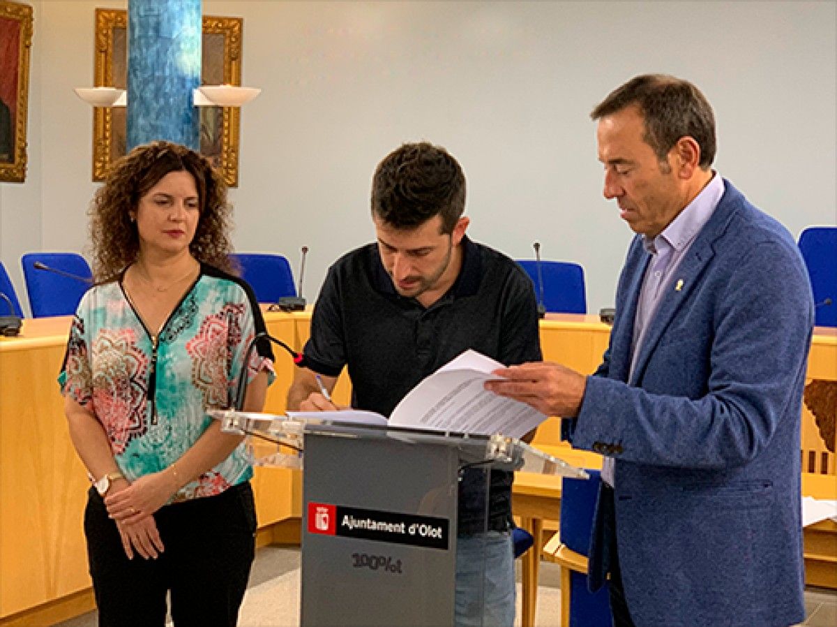 L’alcalde d’Olot, Josep Berga, i Vanessa i Eduard Rama Teixidor signant el conveni de donació