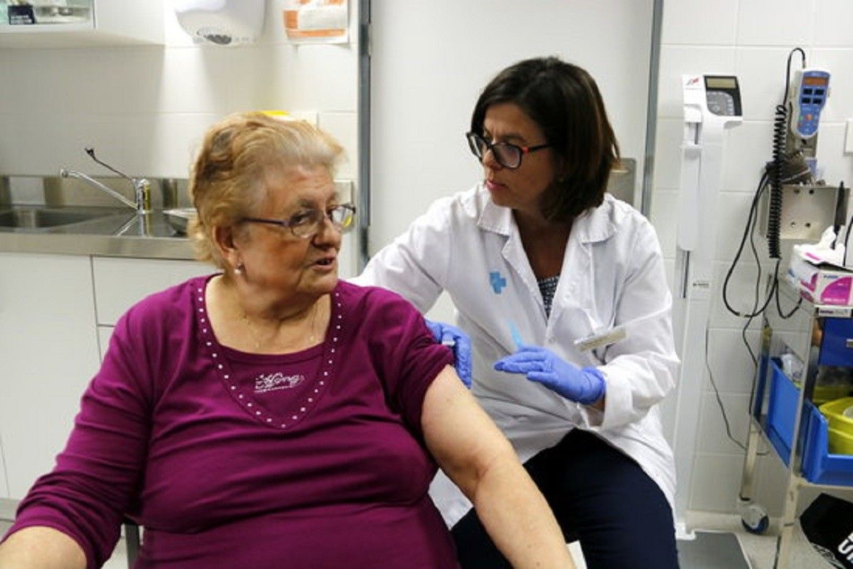 Una usuària del CAP Onze de Setembre de Lleida vacunant-se per la grip.