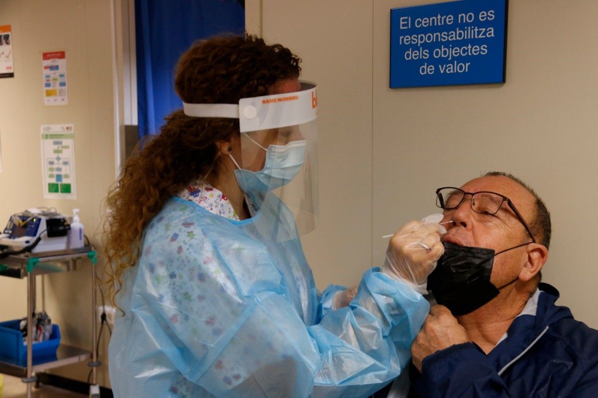 Un home és sotmès a una prova PCR,  a Tarragona.