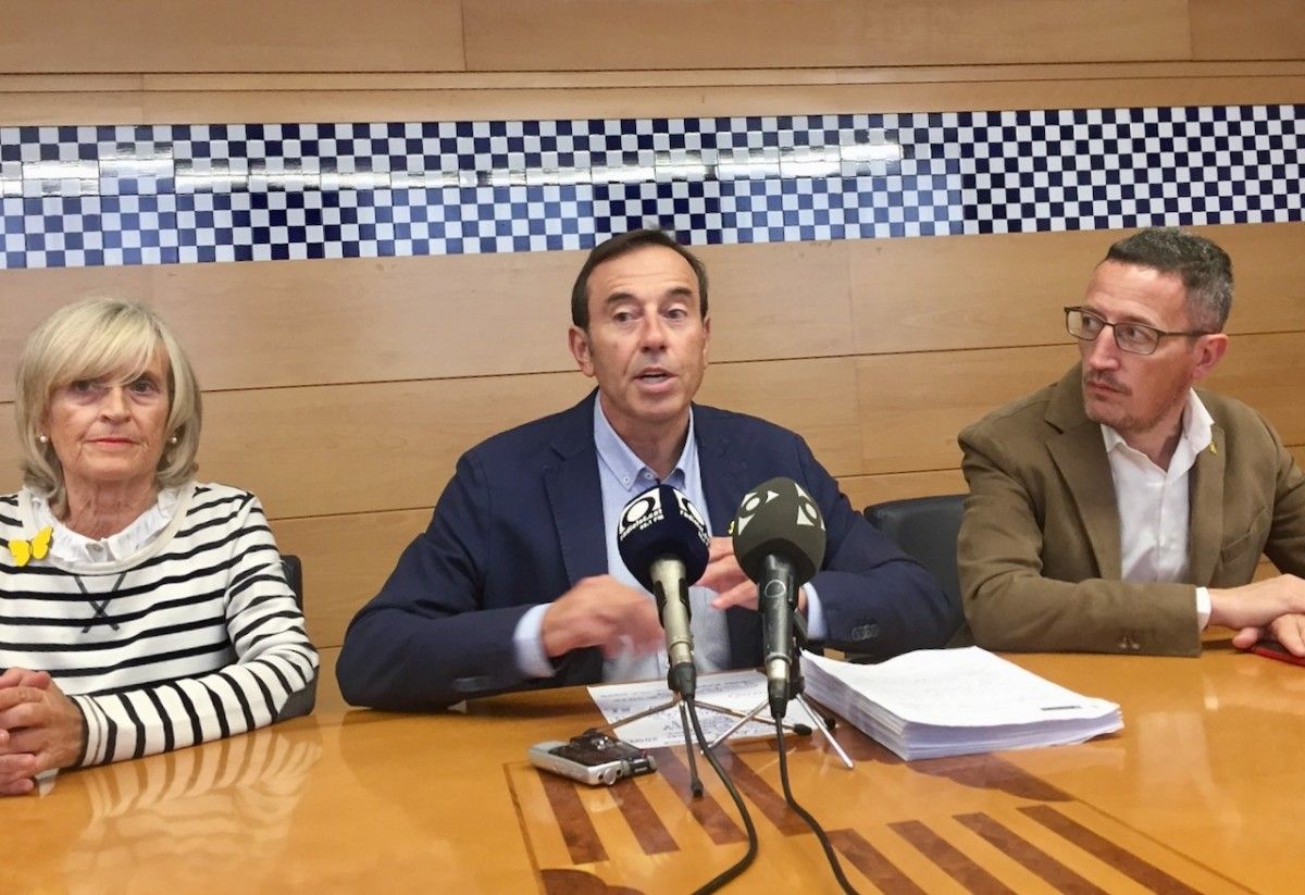 Pep Berga, junt amb Montserrat Torra i Estamis Vayreda, durant la roda de premsa.