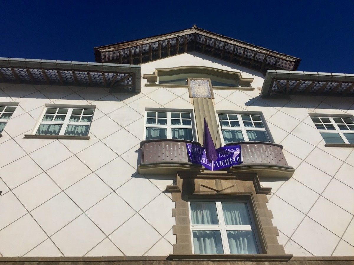 A la façana de l'Ajuntament d'Olot hi senyoreja una pancarta reivindicativa del 25N.
