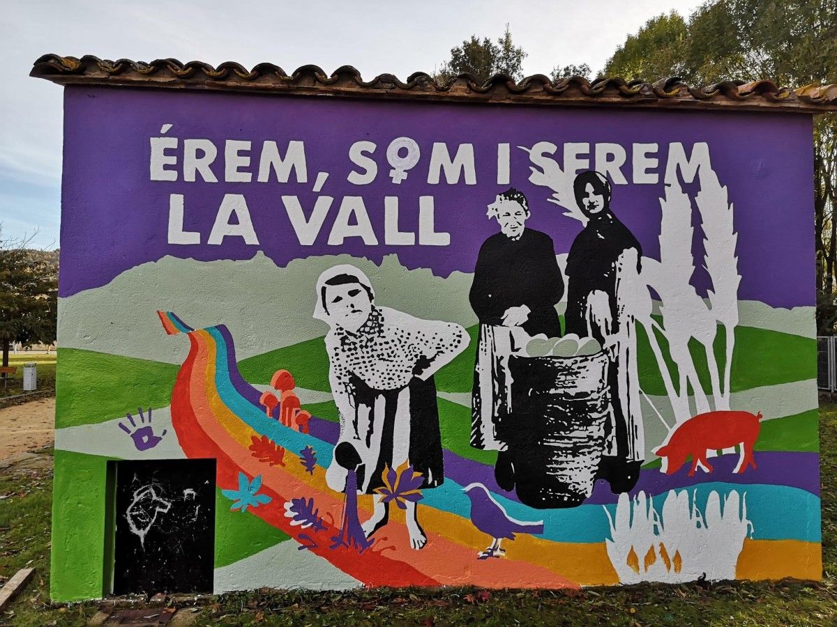 El mural és obra de les artistes locals Alba Azaola, Nina Bach i Patricia Santos.