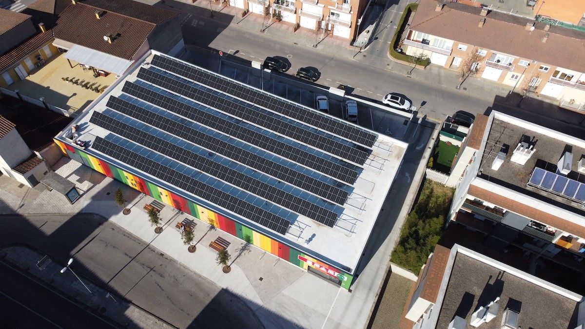 Les plaques solars instal·lades al sostre del supermercat.