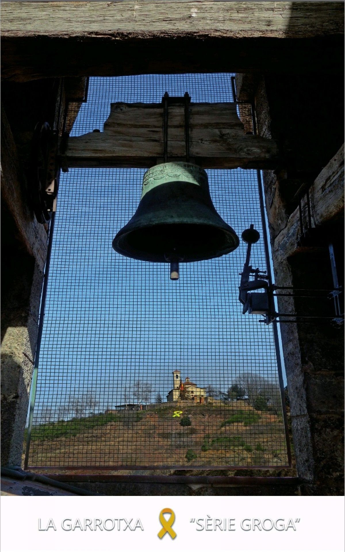 Una de les postals grogues, amb el llaç situat a Sant Francesc vist des del campanar de Sant Esteve.