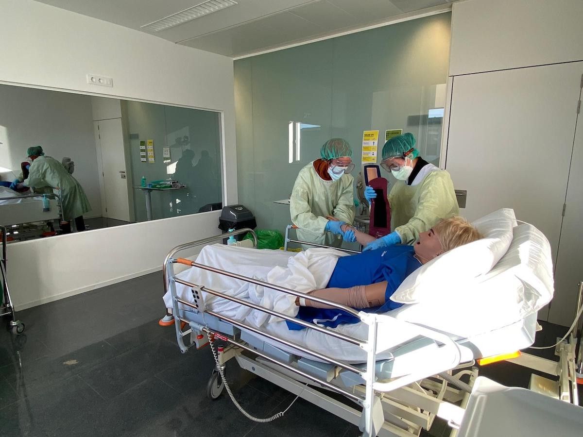 Dues estudiants fan pràctiques a la nova àrea de simulació clínica.