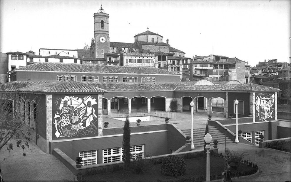 La primera Plaça Mercat d'Olot acabada s'inaugurava el 1954