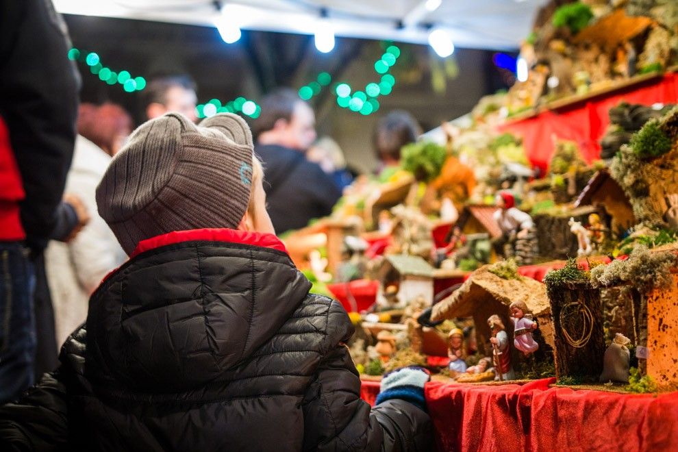 Un infant mirant un pessebre a Olot