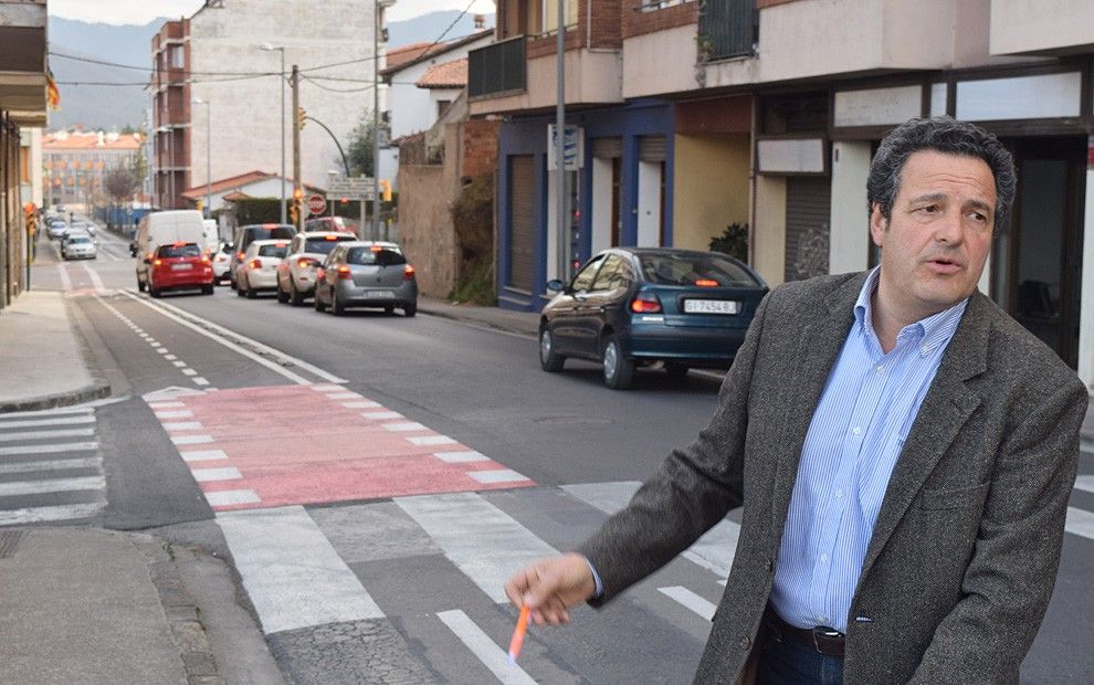 Josep Guix explicant les millores que caldrien al carrer Pou del Glaç