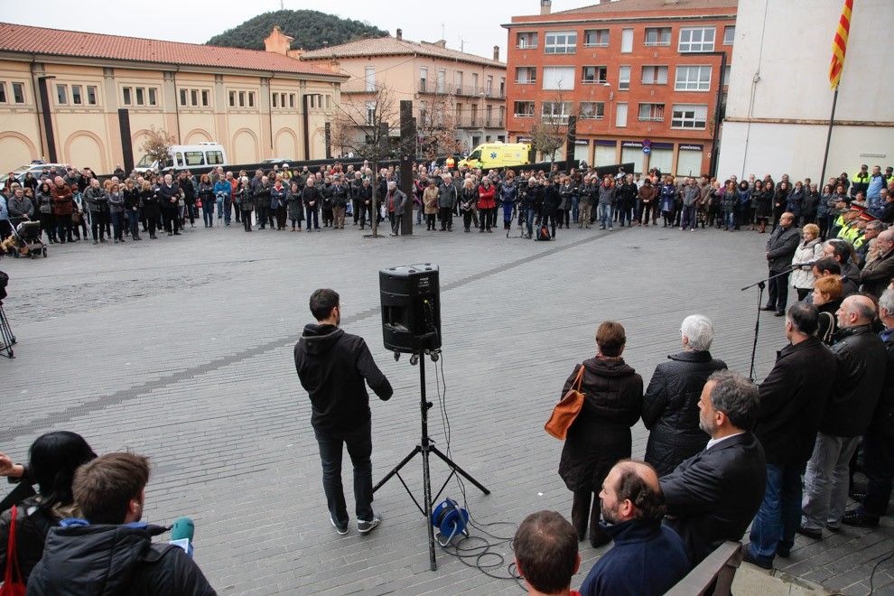 Unes 500 persones assisteixen al minut de silenci de davant l'ajuntament d'Olot