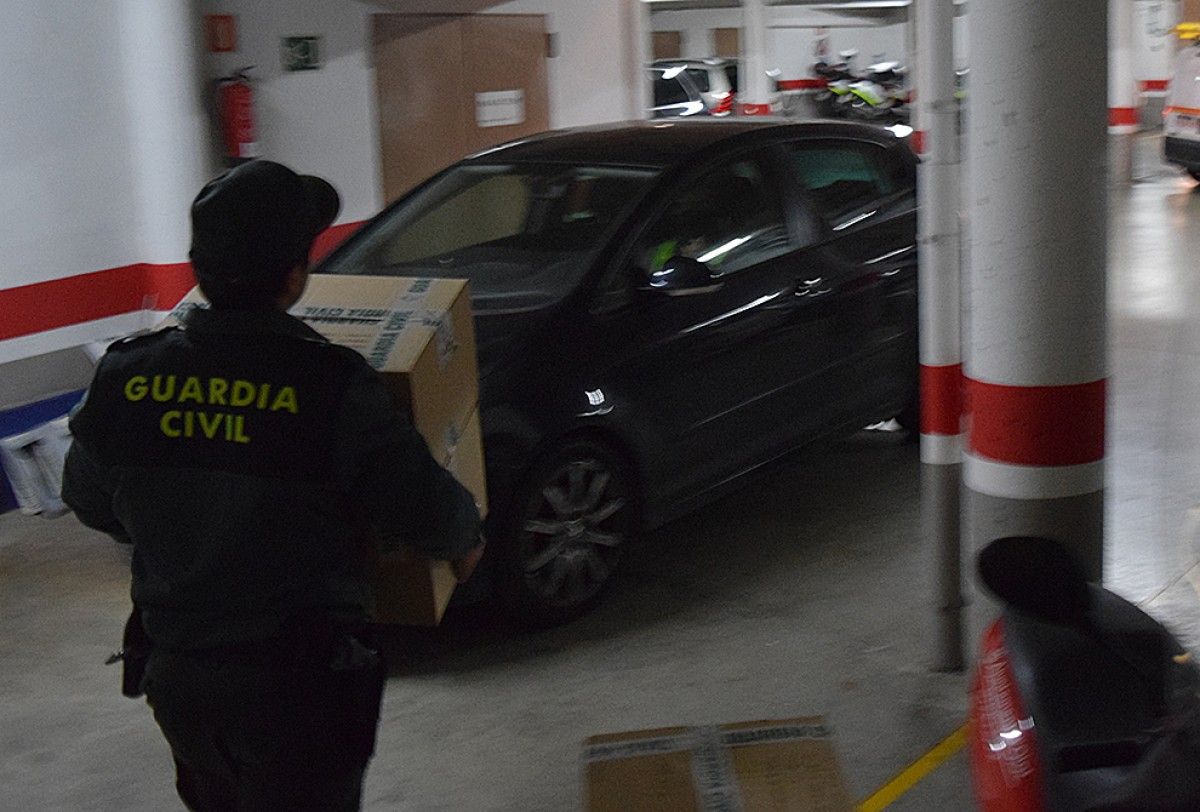 La Guàrdia Civil, traient sis caixes de l'Ajuntament d'Olot