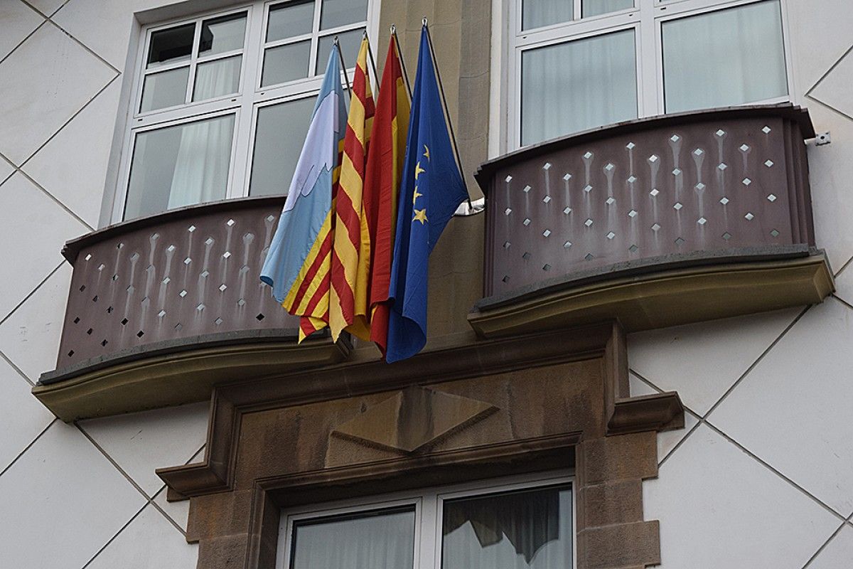 La bandera espanyola ja oneja a l'Ajuntament d'Olot