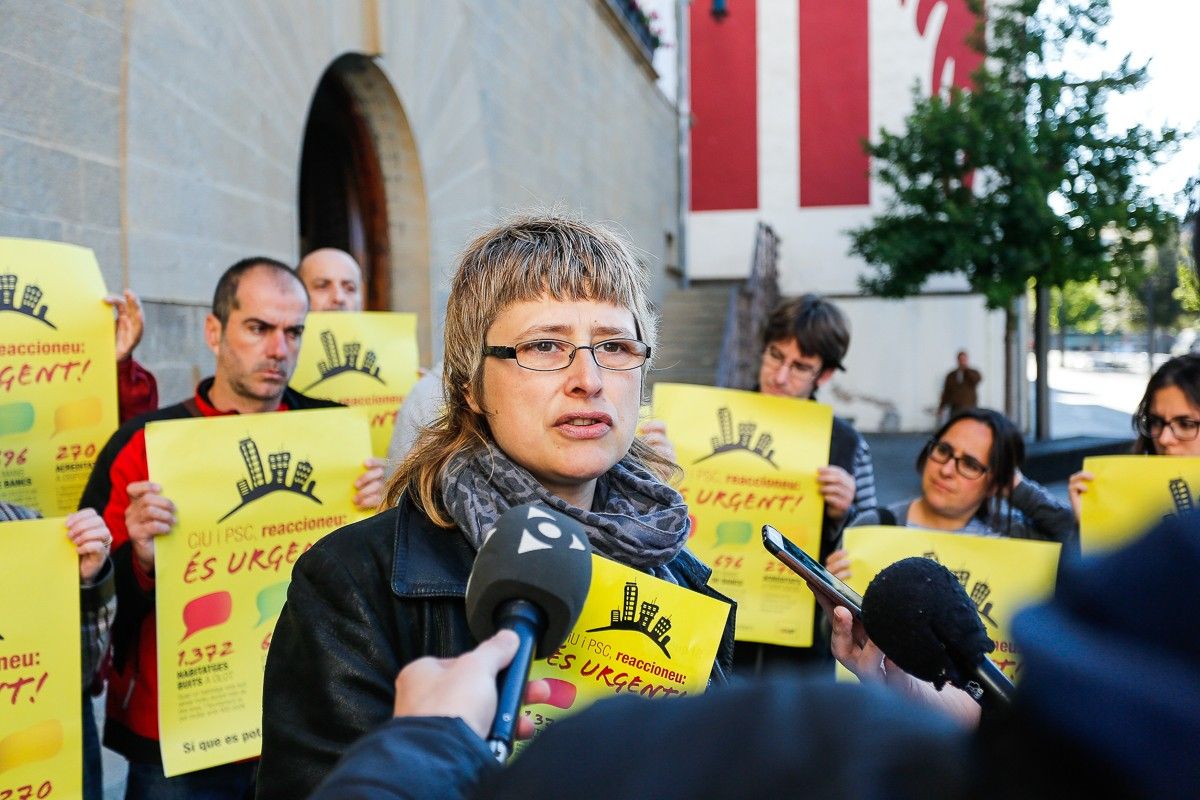 La regidora Mireia Tresserras reclamant la cessió de pisos buits