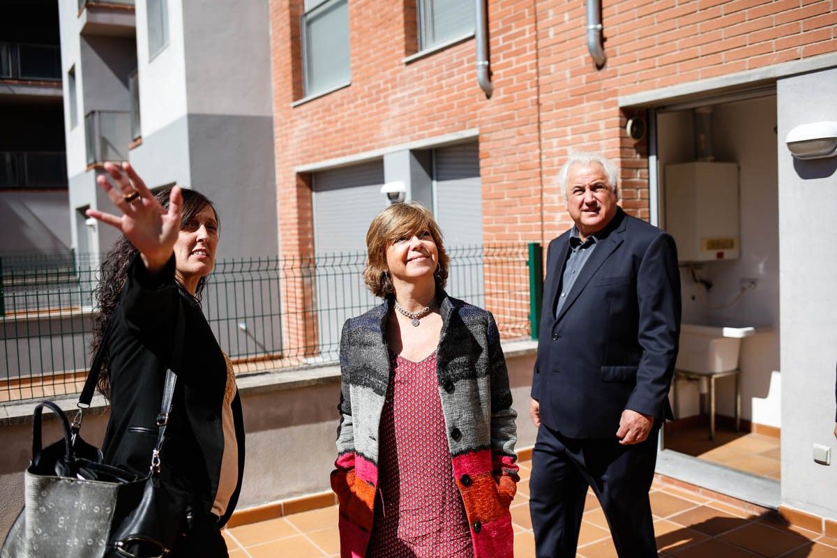 La consellera Meritxell Borràs, visitant els pisos de lloguer social de Sant Miquel