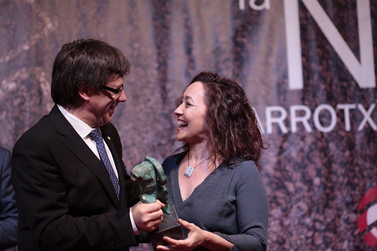 Carles Puigdemont ha lliurat el premi Garrotxí de l'Any 2015 a l'actriu Anna Roca