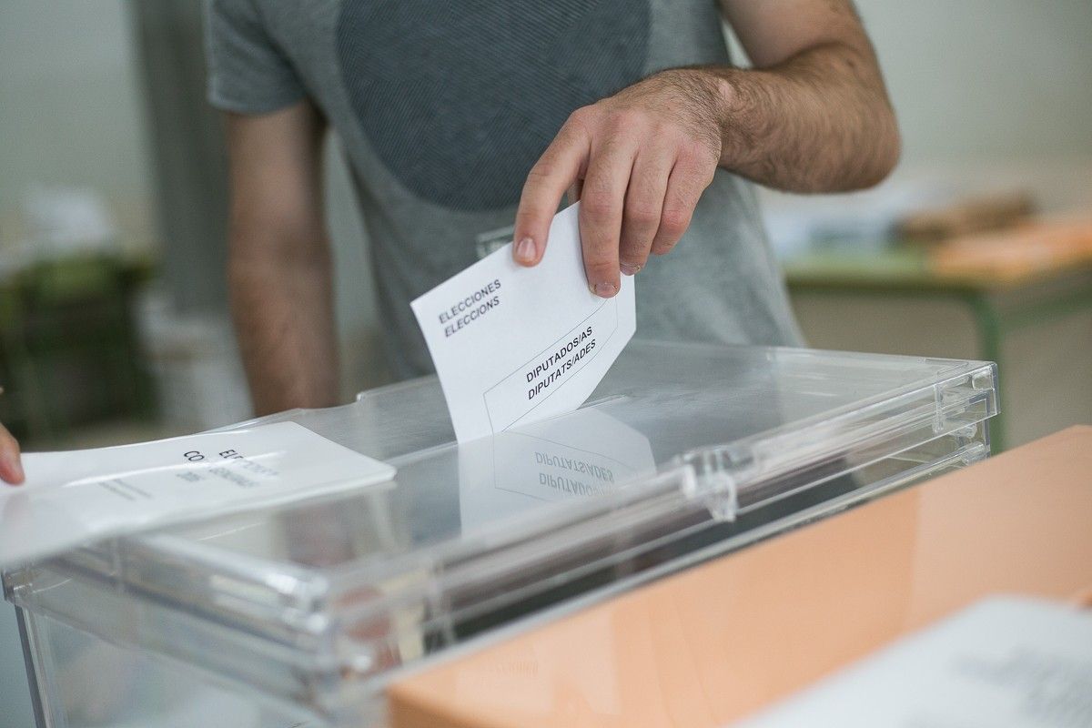 Olotins, votant aquest matí en un dels col·legis electorals