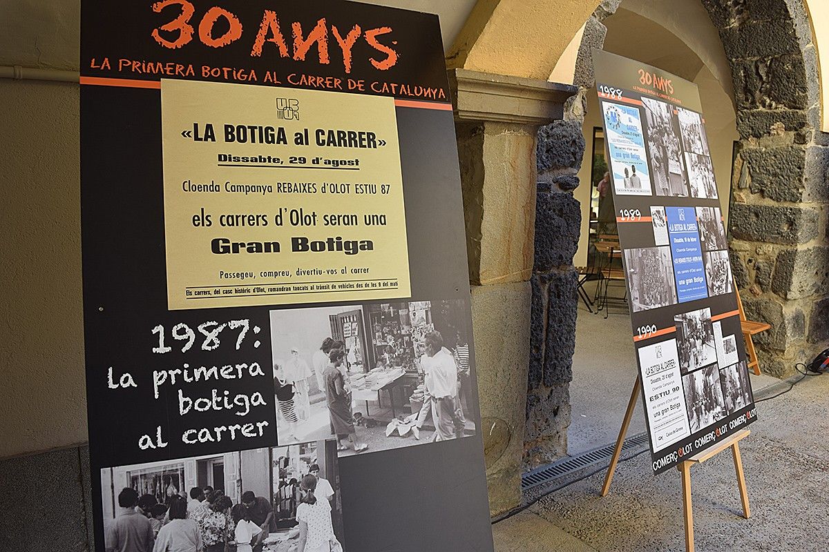 Exposició dels 30 anys de la Botiga al Carrer, al pati de l'antic hospital