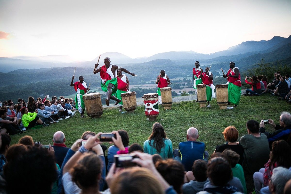 Els tambors sagrats de Burundi ressonant al volcà Racó
