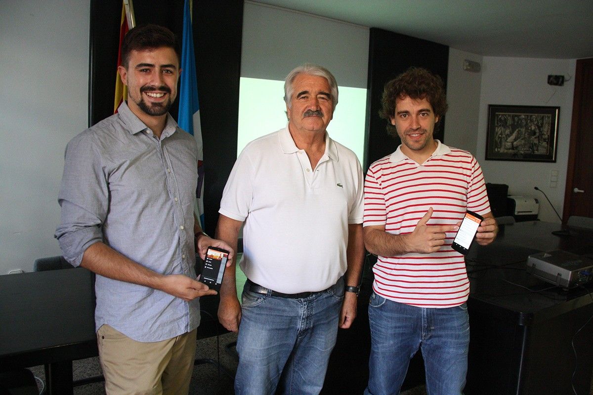 Els creadors de l'aplicació, amb l'alcalde de Sant Joan les Fonts