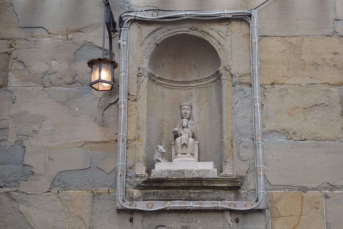 Rèplica de la imatge de la Mare de Déu del Tura, a la façana del santuari