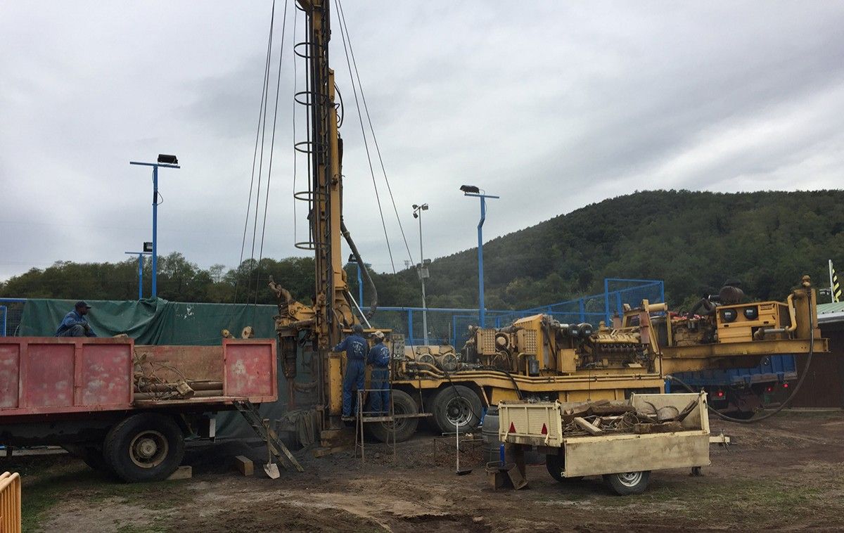 Les màquines, treballant en la construcció d'un segon pou d'aigua a Santa Pau
