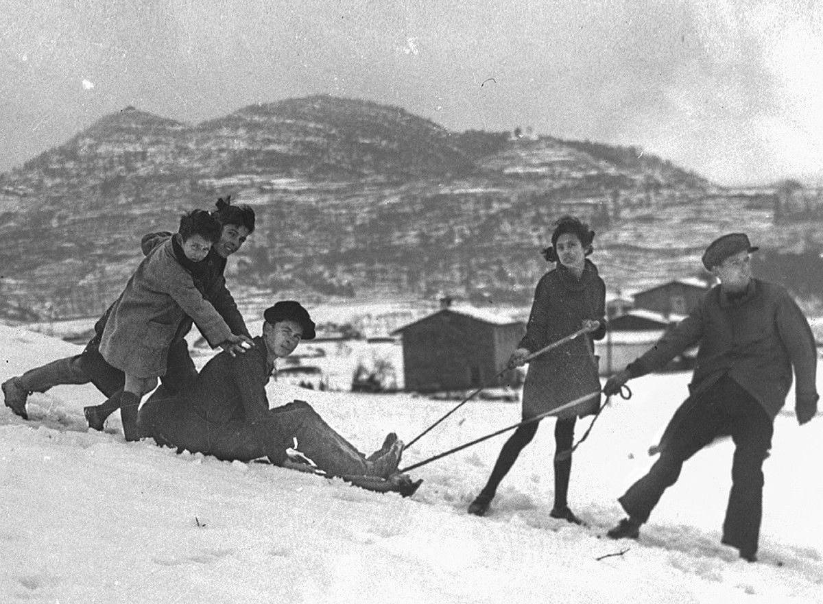 Uns joves, jugant amb la neu al volcà Montsacopa al 1930