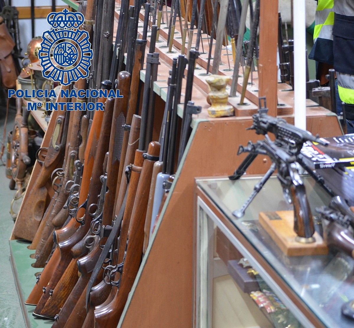 Algunes de les armes requisades per la policia.