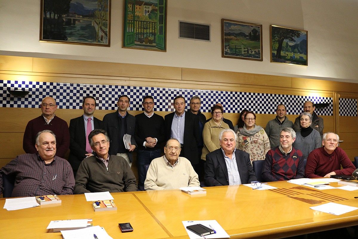Diverses entitats i empreses van reunir-se a l'Ajuntament d'Olot per firmar el conveni de col·laboració amb el PEHOC