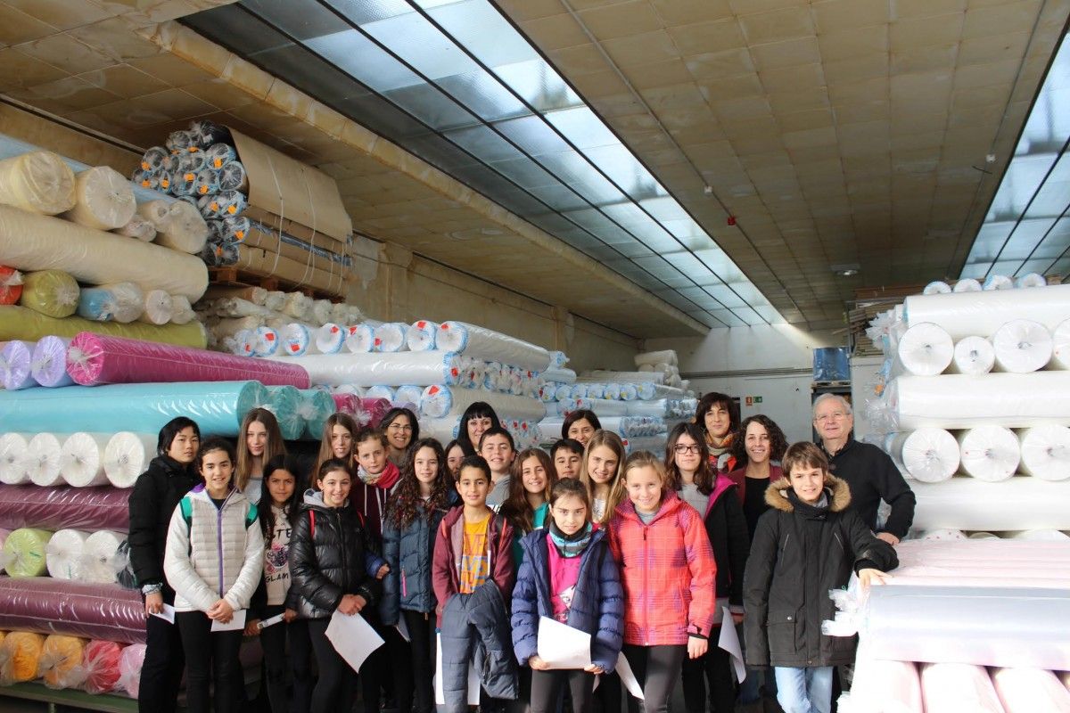 Una vintena d'alumnes de la Cellera de Ter visitant l'empresa MITSA de Tortellà