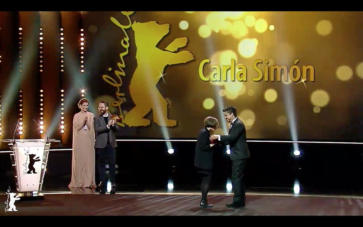 Moment de l'entrega a Carla Simón del premi a millor pel·lícula debutant