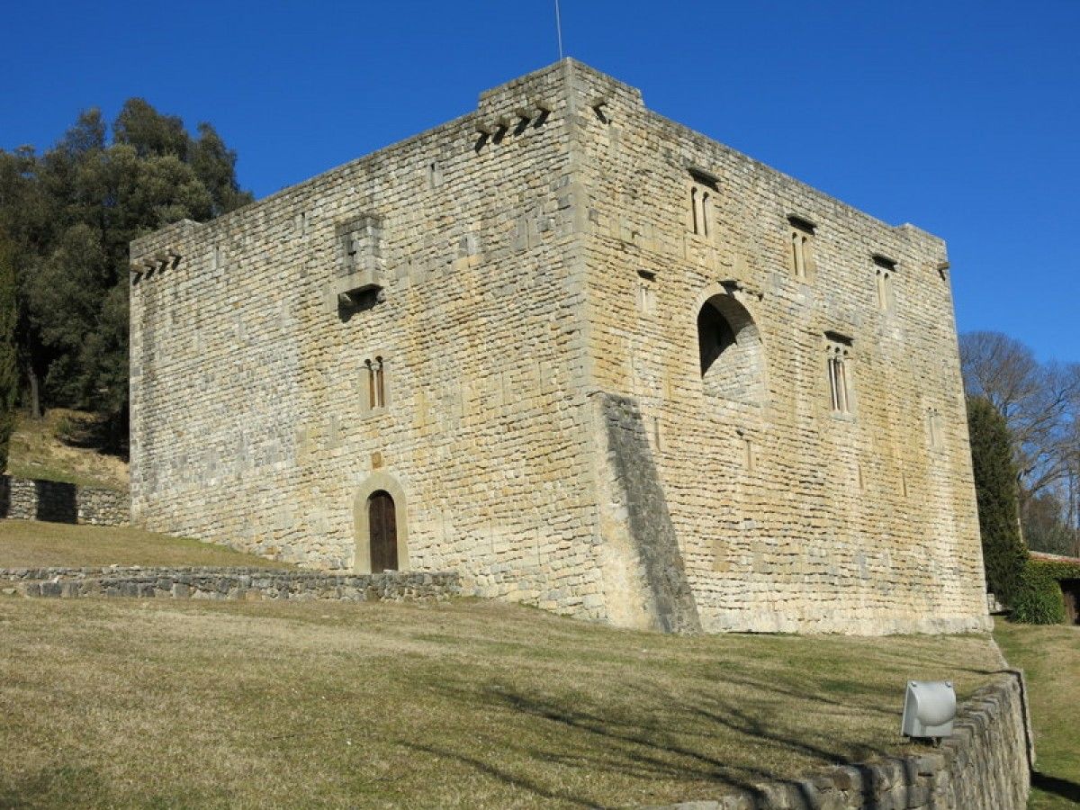 El Castell d'Oix situat a les afores del nucli urbà