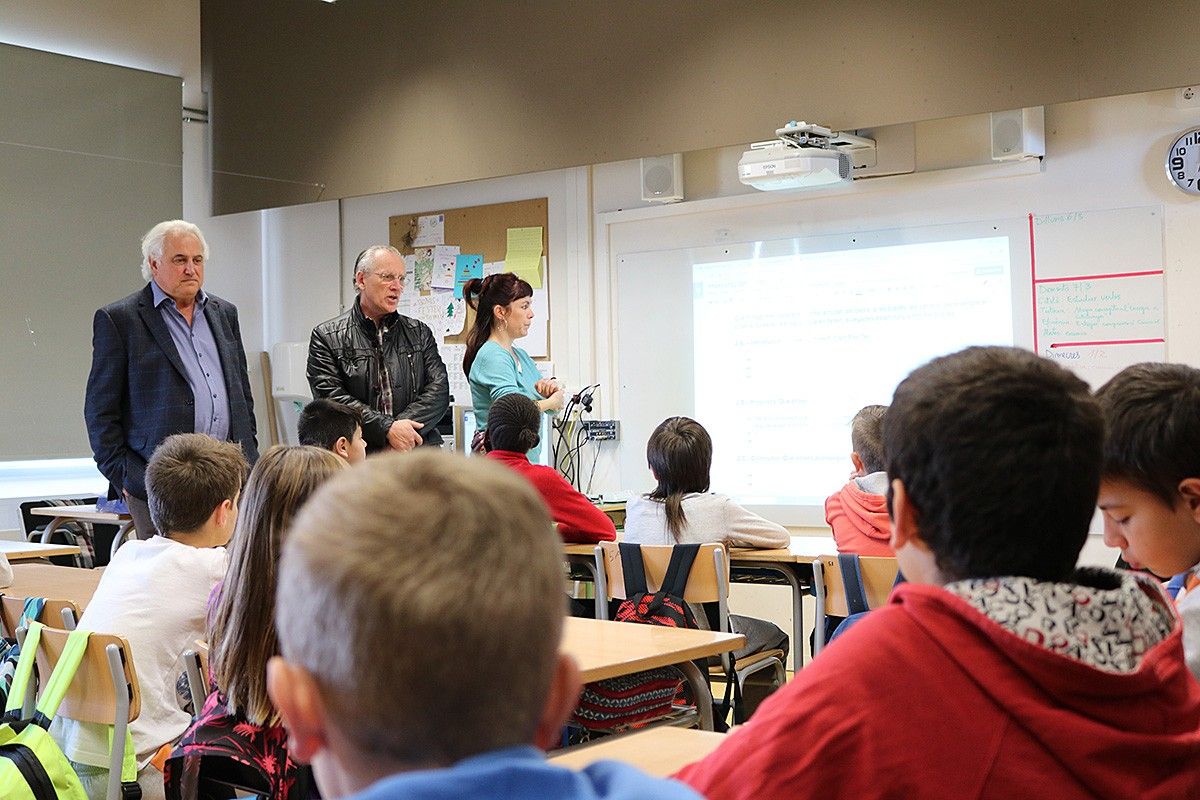 L'alcalde Mia Corominas i el regidor d'Educació Jaume Mir en la visita a l'Escola Morrot