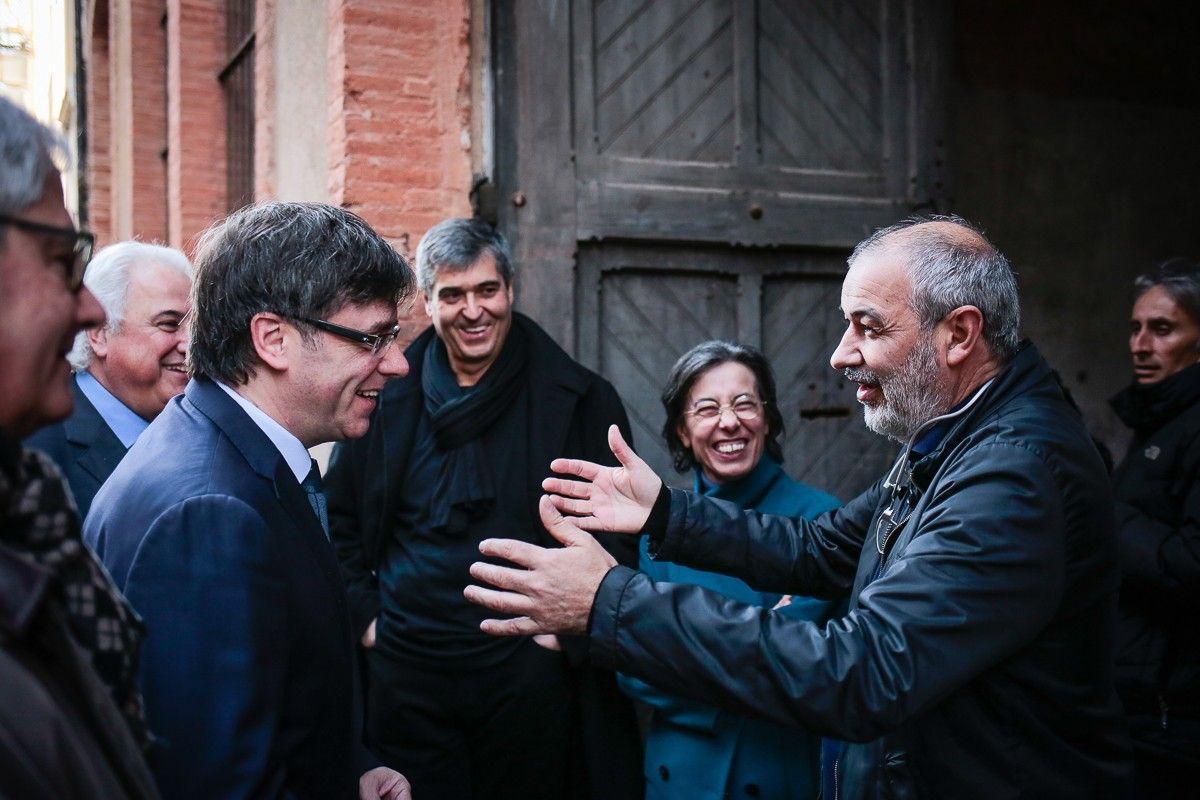 Salutació entre Puigdemont i l'arquitecte Ramon Vilalta