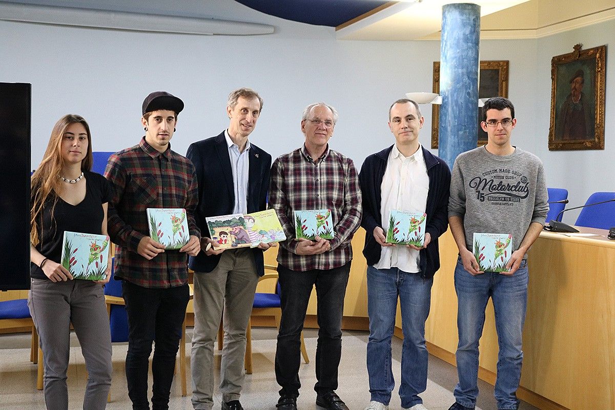 Els alumnes amb representants de l'Ajuntament d'Olot i la Fundació Joan Petit