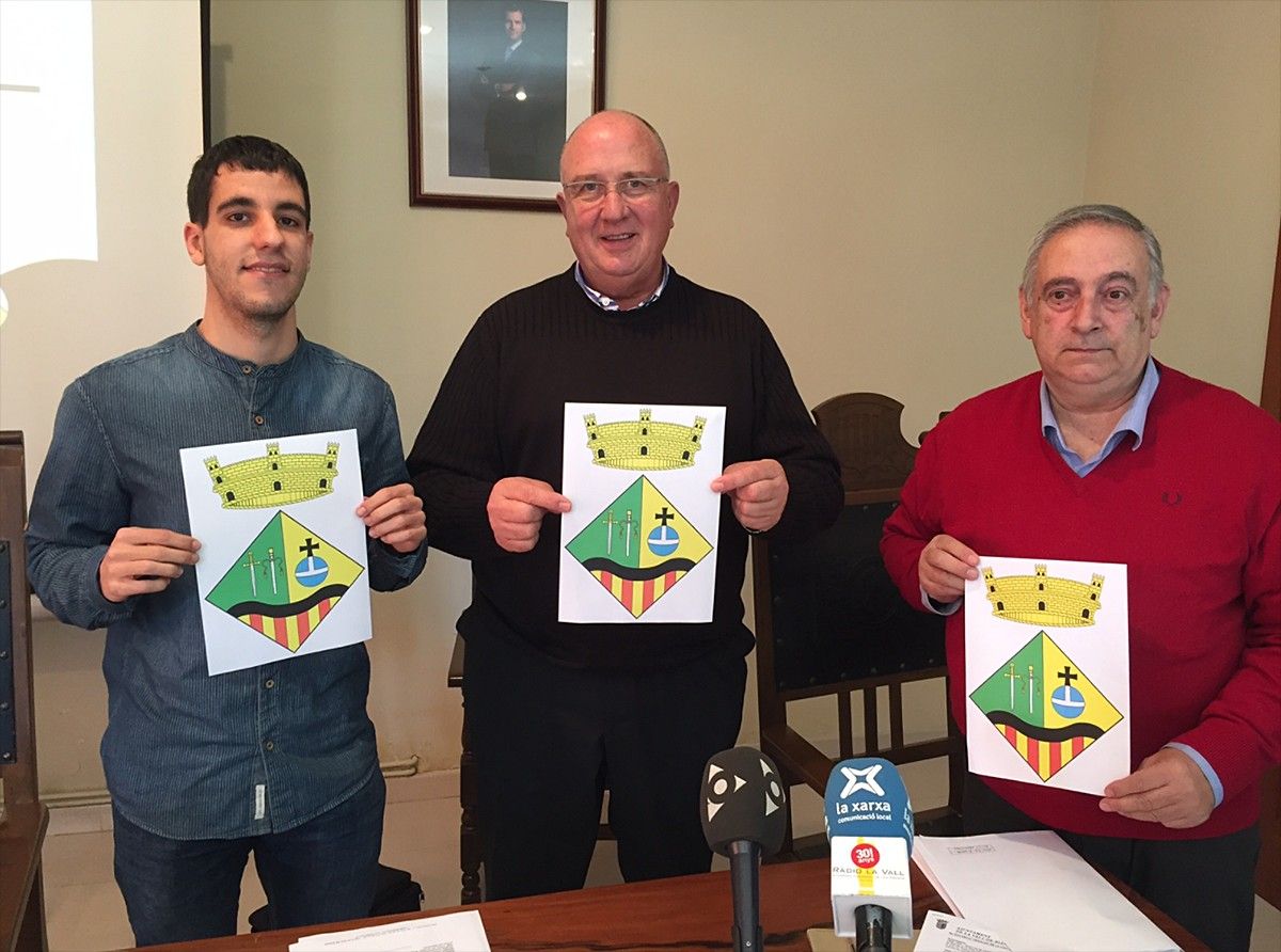 Oleguer Plantalech, l'alcalde Santi Reixach i l'historiador Josep Murlà a la presentació de l'escut el gener del 2016